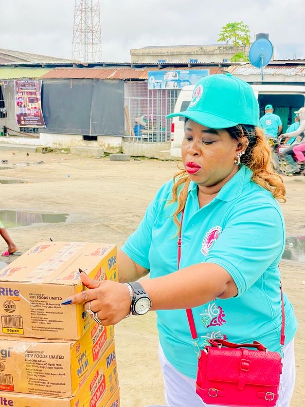 A volunteer carrying a carton of supplies at the outreach point
